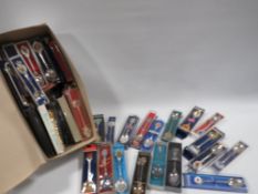 A quantity of collectable boxed spoons
