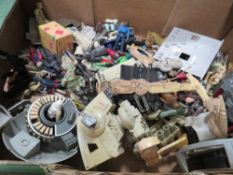 A tray of assorted vintage Star Wars figures and accessories