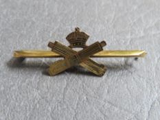 A 9CT GOLD MACHINE GUN CORPS SWEETHEART BROOCH