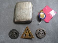 WWI ENAMEL 1915 ON WAR SERVICE BADGE, a brass 1916 example, 2 x silver wound badges and a silver
