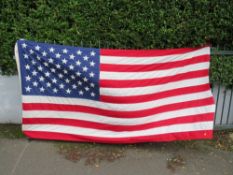 A VINTAGE US COFFIN / DRAPE FLAG BY VALLEY FORGE, 148 cm x 296 cm