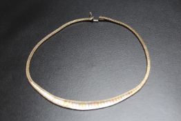 A HALLMARKED 9 CARAT TRI COLOUR GOLD NECKLACE, approx weight 32.2g, L 43 cm