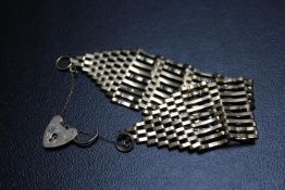 A WIDE HALLAMRKED 9 CARAT GOLD GATE BRACELET, approx weight 23.8g, D 3 cm