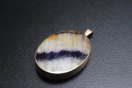 A LARGE HALLMARKED 9 CARAT GOLD MOUNTED BLUE JOHN PENDANT, the oval blue john measuring W 3.75 cm by