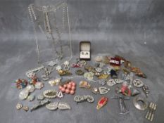 A COLLECTION OF ASSORTED DRESS CLIPS, varying styles and periods, to include an Art Deco owl