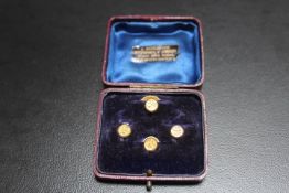 A CASED SET OF FOUR HALLMARKED 18 CARAT GOLD BUTTONS, approx combined weight 5.8g