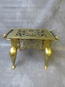 A HEAVY BRASS VINTAGE FOOTMAN, with twin handles and raised on shaped supports, H 30 cm, W 46 cm