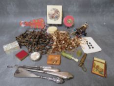 A PARCEL LOT, TO INCLUDE A COLLECTION OF ASSORTED VINTAGE SEWING ACCESSORIES, bobbins, fabric