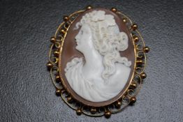 A LARGE 9CT GOLD MOUNTED CAMEO BROOCH, H 5.5 cm