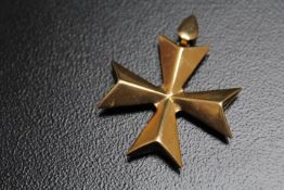 A CONTINENTAL GOLD MALTESE CROSS STYLE PENDANT, stamped C18, approx weight 6.4g, H 4.5g