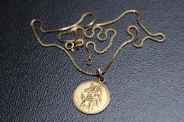 A HALLMARKED 18CT GOLD CHAIN TOGETHER WITH A GOLD ST CHISTOPHER PENDANT, stamped 750, approx
