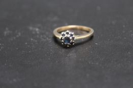 A HALLMARKED 9 CARAT GOLD SAPPHIRE RING, approx weight 3.8g, ring size T 1/2