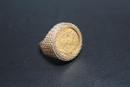 A HALLMARKED 9 CARAT GOLD GEORGE V SOVEREIGN RING, the sovereign being dated 1911, approx weight