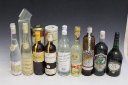 10 BOTTLES OF ASSORTED SPIRITS & LIQUEURS ETC TO INCLUDE 1 BOTTLE OF MANDARINE IMPERIALE IN A GIFT