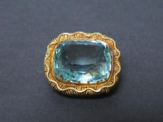 AN ANTIQUE AQUAMARINE SINGLE STONE SET YELLOW METAL PENDANT, stone approx. 20 crats, set in a wire