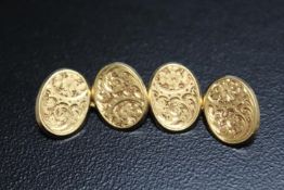 A PAIR OF HALLMARKED 18 CARAT GOLD CUFFLINKS, approx combined weight 9.5g