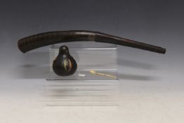 A 19TH CENTURY SOUTHERN AFRICAN TRIBAL ART SHONA POWDER / SNUFF HORN, a South African Zulu snuff