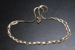 A HALLMARKED 9 CARAT GOLD TWO COLOUR GOLD NECKLACE, approx weight 5.3g