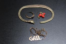A SELECTION OF DAMAGED GOLD JEWELLERY TO INCLUDE AN CORAL PENDANT STAMPED 750, missing one coral,