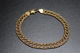 A FANCY LINK GOLD BRACELET STAMPED 750, approx weight 8.7g, L 19 cm