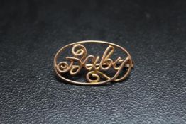 A 9CT GOLD WIREWORK 'BABY' BROOCH, approx weight 3.1g, W 3.25 cm