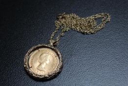 A QEII SOVEREIGN MOUNTED PENDANT ON 9 CARAT GOLD CHAIN, sovereign dated 1966, approx combined weight