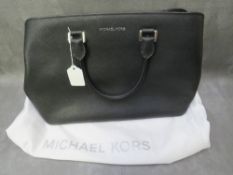 A MICHAEL KORS BLACK LEATHER HAND BAG, with twin carry handles and detachable shoulder strap,