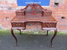 A LATE 19TH CENTURY MAHOGANY LADIES WRITING DESK, having a shaped inset leather writing surface,