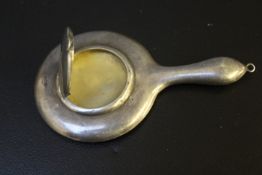 A HALLMARKED SILVER COMBINED COMPACT AND HAND MIRROR, overall L 10.5 cm, mirror Dia. 4.5 cm