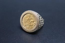 A HALLMARKED 9 CARAT GOLD RING SET WITH A HALF SOVEREIGN DATED 1914, approx weight 10.4g