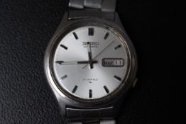 A SEIKO AUTOMATIC DAY / DATE 17 JEWELS WRISTWATCH, Dia. 3 cm