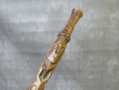 A VINTAGE CARVED WOODEN ETHNIC WALKING STICK, L 85 cm
