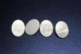 A PAIR OF HALLMARKED 9 CARAT GOLD CUFFLINKS, approx weight 5.9g