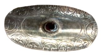 Silberbrosche (geprüft) mit Granat, 5,5x2,5 cm, 7 gr