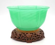 Peking Glasschale in Lotosform Jadefarben 19. Jh.