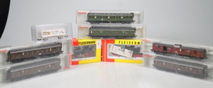 Fleischmann H0 Konvolut 10-teilig mit 2 Loks, 6 Wagen, Gleisen & Trix Schuco-Sonderwagen