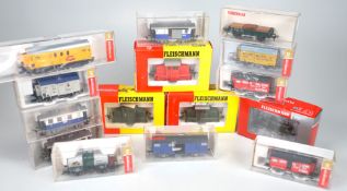Konvolut von 2 Loks u. 8 Güterwagen, Spur H0.