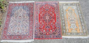 Sammlung von 3 antiken Teppiche
