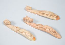 3 Jade Gürtelhaken mit Pferdedarstellungen