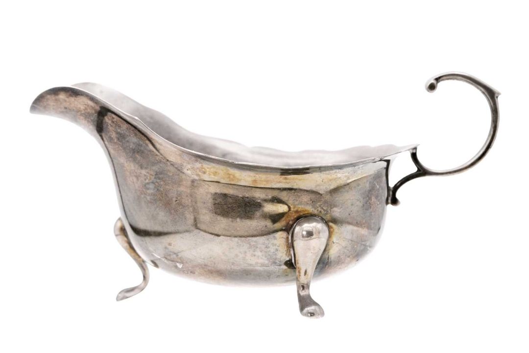 A pair of silver sauce boats by Adie Brothers Ltd. - Image 2 of 9