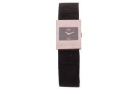 A Gucci 4900L lady's dress watch.Model: 4900LSerial: 0003133 Case Material: SteelCase diameter: 23mm