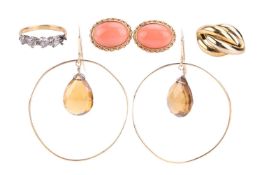 A group lot of jewellery consists of mainly plated and silver items. Including a single earring, sta
