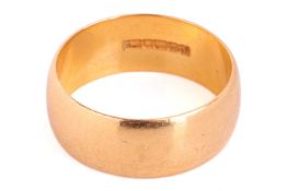 A yellow gold wedding band with hallmarks for 22ct gold, the band measuring 7.7mm in width, ring siz