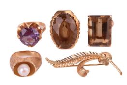 A collection of four rings and a brooch; comprising a synthetic colour change sapphire single stone 