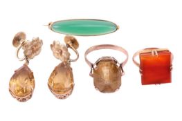 A collection of jewellery items; including a carnelian tablet ring, in yellow metal tested as 18ct g