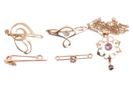 A collection of brooches, including an aquamarine brooch in an Art Nouveau style, measuring 38 x 20m