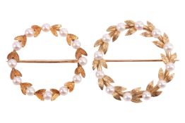 Two 9ct gold seed pearl wreath brooches, each set with twelve cultured pearls between gold leaves, w