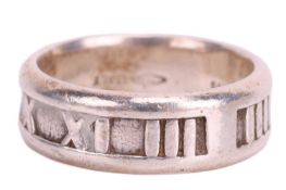 Tiffany & Co. - Atlas ring in 18ct white gold, engraved with Roman numerals on a thick band, sig