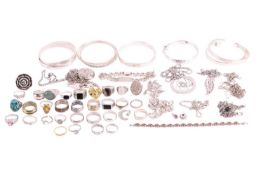 A quantity of miscellaneous jewellery items, to include rings, some set with gemstones such as labra
