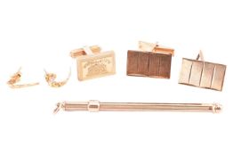 A small collection of 9ct gold jewellery; to include a single cufflink engraved with family crest wi